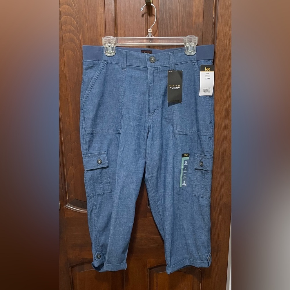 Lee women’s Flex-To -Go Cargo Capri pants size 12M . Blue